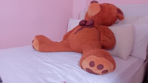 Mae Lyra online show from 6, 11, 2025