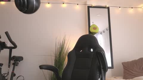 Maeve  schedule 11 am- 530 pm colombia time  online show from 1, 1, 2025