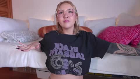 Maeve  schedule 11 am- 530 pm colombia time  online show from 8, 5, 2026