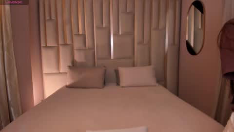 Snapshot of maiacollins chatting on 20, 9, 2025  Maia  online show from 20, 9, 2025