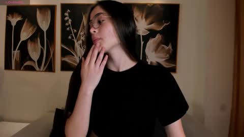 Snapshot of maiacollins chatting on 26, 10, 2025  Maia  online show from 26, 10, 2025