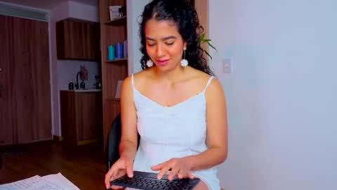   Lauu online show from 14, 4, 2026