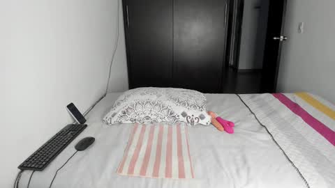 instagram  nueela   online show from 1, 2, 2025