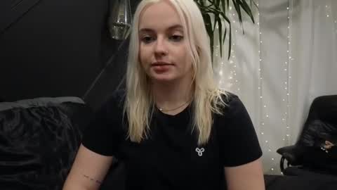 margot_robbie7 online show from 6, 3, 2025