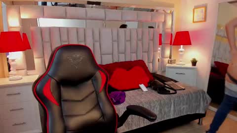 mariiahneedles online show from 14, 2, 2025