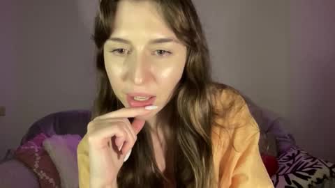 Snapshot of maroonaaa chatting on 3, 11, 2025 Mary online show from 3, 11, 2025