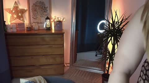 Maria  online broadcast from Tuesday to Suturday from 6 pm to 12 pm Germany time Sunday-Monday offline online show from 10, 1, 2025