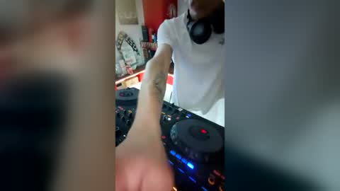 Snapshot of mattiatoyboyxx chatting on 15, 6, 2026 mattiatoyboyxx online show from 15, 6, 2026