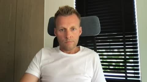 Snapshot of max_straight_1 chatting on 23, 7, 2026 Max take off clothes online show from 23, 7, 2026