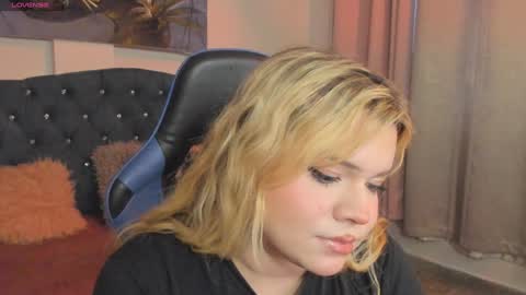 Maxine Minx online show from 4, 2, 2025