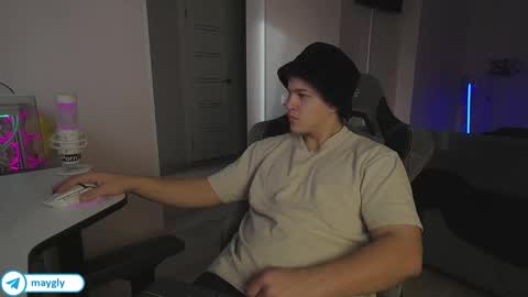 Snapshot of maygly chatting on 4, 11, 2025 Slava and Alextatto online show from 4, 11, 2025