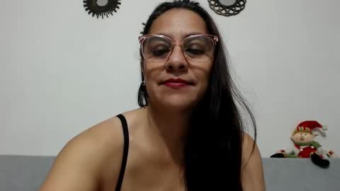 Snapshot of mayitadelicious chatting on 12, 11, 2025 mayitadelicious online show from 12, 11, 2025