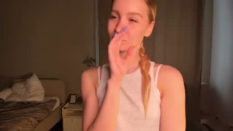 Snapshot of meganhenns chatting on 16, 7, 2026 Elly online show from 16, 7, 2026