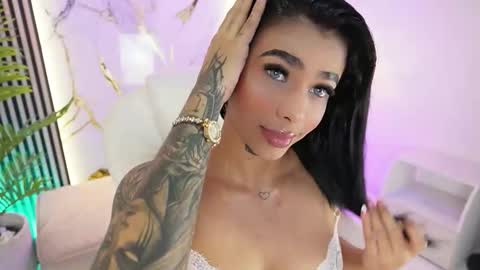 Megan Lowell online show from 20, 11, 2025