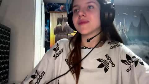 Hi Im Aria 18 years old online show from 18, 4, 2026