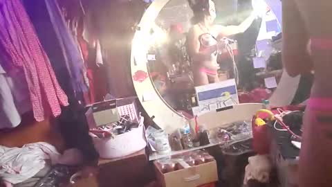 gurlnips online show from 21, 1, 2025