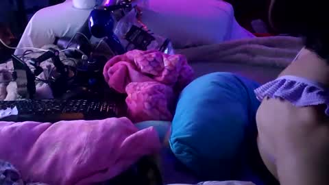 gurlnips online show from 22, 1, 2025