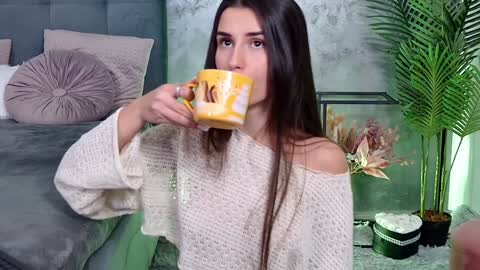 Snapshot of mia_carter99 chatting on 12, 12, 2024 Freya Allen online show from 12, 12, 2024