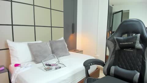 M I A  online show from 28, 10, 2025