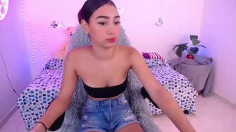 Snapshot of mia_cute_girl chatting on 5, 6, 2026 mia_cute_girl online show from 5, 6, 2026