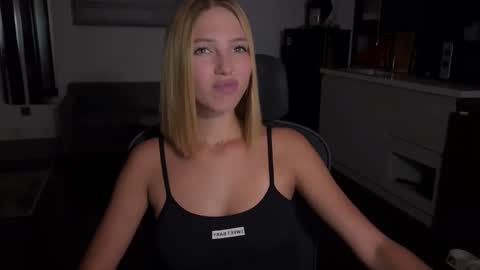 mia_floo online show from 25, 9, 2025