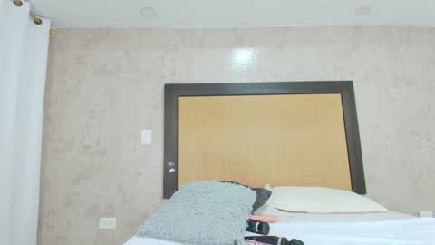 MIALOPEZ      .     Y      .      online show from 10, 1, 2025