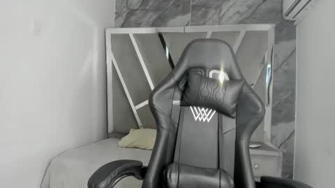 mia_petiteht online show from 5, 3, 2026