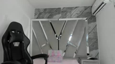 mia_petiteht online show from 7, 5, 2026