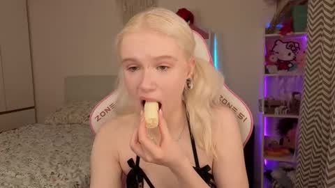 Snapshot of mia_waterlily chatting on 14, 3, 2026 Mia online show from 14, 3, 2026