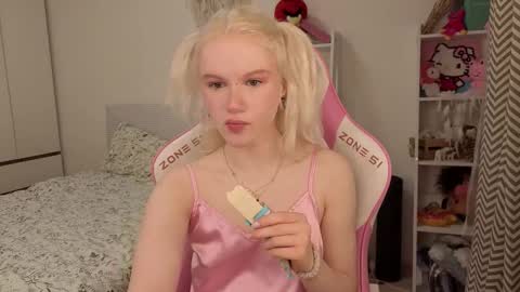 Snapshot of mia_waterlily chatting on 15, 3, 2026 Mia online show from 15, 3, 2026