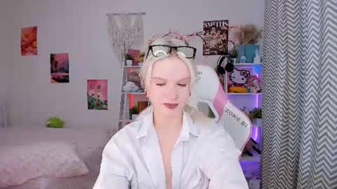 Snapshot of mia_waterlily chatting on 7, 7, 2026 Mia online show from 7, 7, 2026