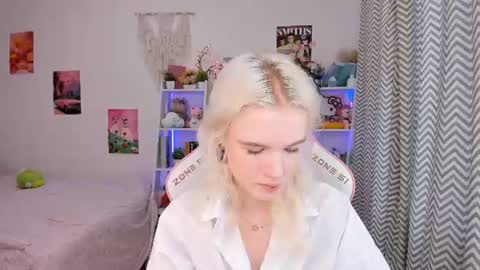 Snapshot of mia_waterlily chatting on 14, 7, 2026 Mia online show from 14, 7, 2026
