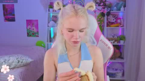 Snapshot of mia_waterlily chatting on 28, 7, 2026 Mia online show from 28, 7, 2026