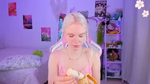 Snapshot of mia_waterlily chatting on 29, 7, 2026 Mia online show from 29, 7, 2026
