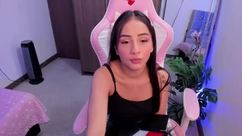 mia  nicolle online show from 25, 2, 2025