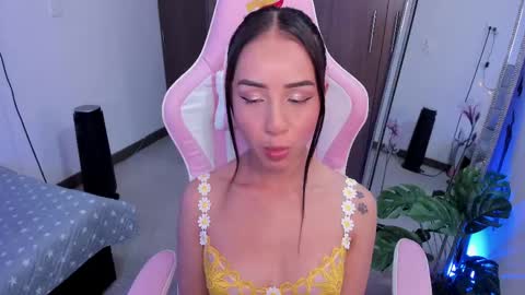 mia  nicolle online show from 5, 3, 2025