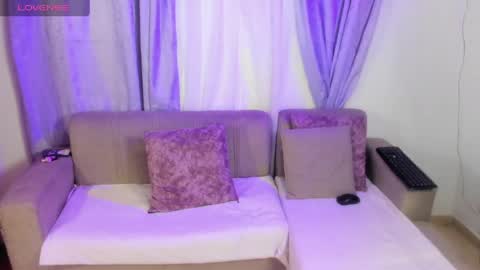 mia red hair molly short hair online show from 6, 6, 2026