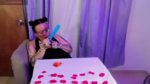mia red hair molly short hair online show from 19, 6, 2026
