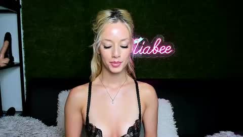 MiaBeeX online show from 29, 7, 2026