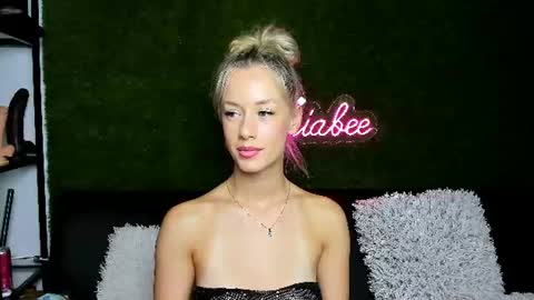 MiaBeeX online show from 3, 8, 2026