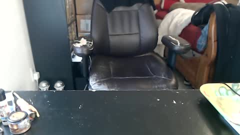 Snapshot of miaking chatting on 9, 10, 2025 Mark online show from 9, 10, 2025