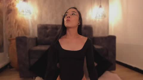 Mia Larouse online show from 7, 5, 2026