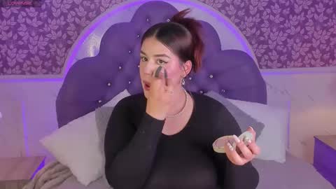 Mia   -5 7001400 Follow  online show from 19, 11, 2025