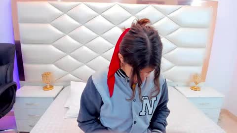 Snapshot of miaqueen021 chatting on 10, 2, 2025 Sweetie Mia online show from 10, 2, 2025