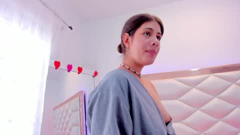 Snapshot of miaqueen021 chatting on 4, 3, 2025 Sweetie Mia online show from 4, 3, 2025