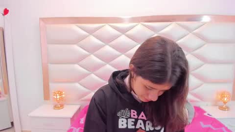 Snapshot of miaqueen021 chatting on 11, 3, 2025 Sweetie Mia online show from 11, 3, 2025