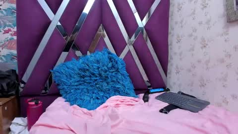 Mia Quevedo online show from 28, 2, 2025