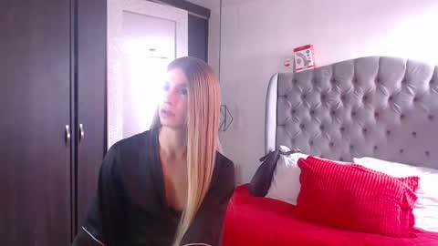 Snapshot of miaromanove_ss chatting on 4, 10, 2025 Mia Romanove online show from 4, 10, 2025
