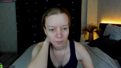 Snapshot of michelle_blond chatting on 21, 12, 2025 michelle_blond online show from 21, 12, 2025