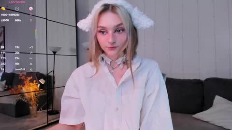 Snapshot of michellecoy chatting on 3, 10, 2025 Michelle online show from 3, 10, 2025